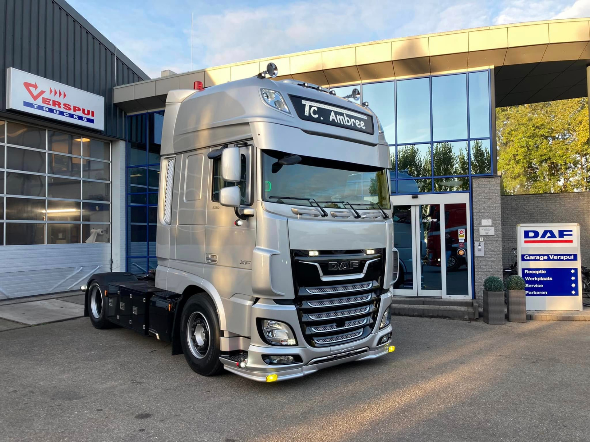 TC Ambree DAF-Zugmaschine vor dem Verspui-Trucks-Händler
