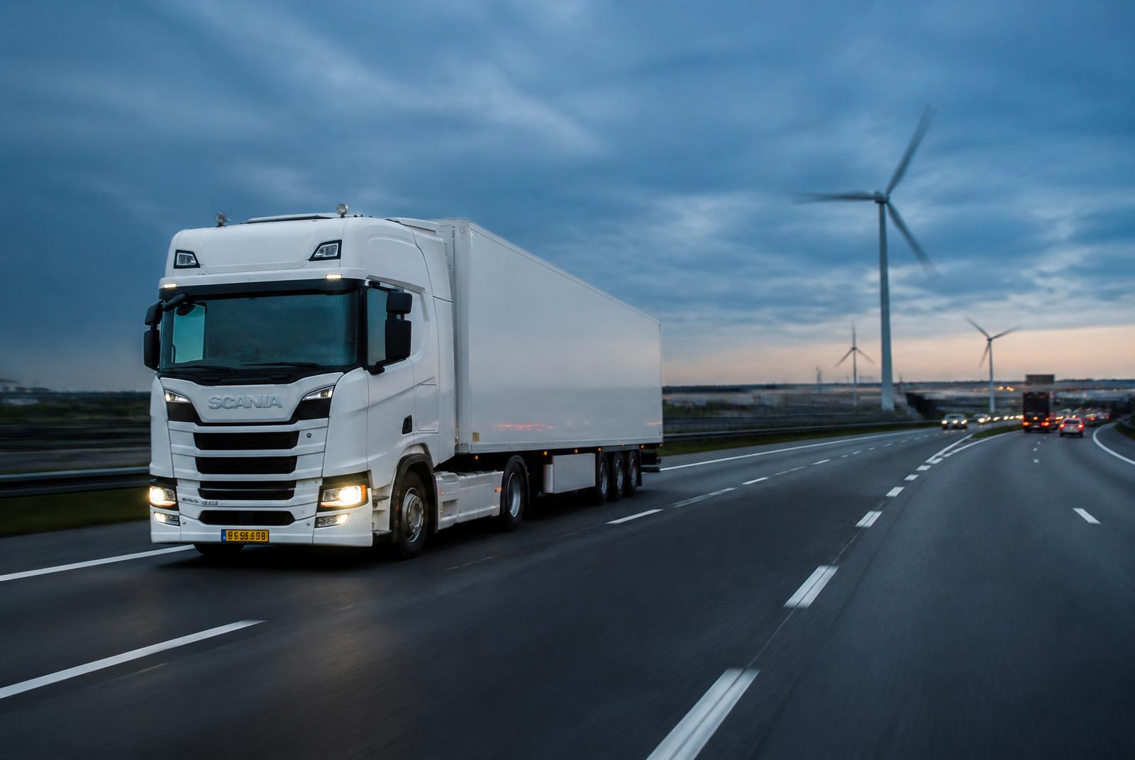 Sattelzug auf einer europäischen Autobahn in der Dämmerung
